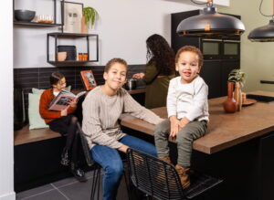 Industriele keuken met een vaste keukenbank en keukenbar - keukenzitje super gezellig voor de kinderen!