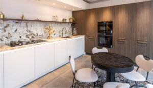 Marmer keramieken aanrechtblad en achterwand in Evora Ceramics Abraxas 