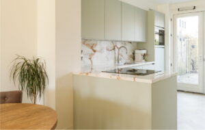 Mint zacht groene L-keuken met bar, keramisch marmer aanrechtblad en achterwand Evora Ceramics Spectacle & Quooker Flex RVS - Binnenkijker trotse I-KOOK klant, Rosmalen
