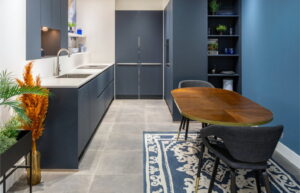 Keuken geluidsdempers: vloerkleed, eetstoelen met stoffen bekleding, open kasten en wandplanken