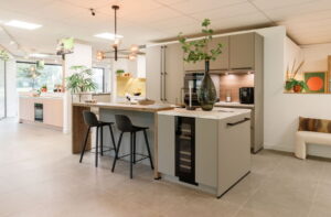 Sfeervolle stille keuken ontwerpen bij I-KOOK met stille keukenapparatuur, geluiddempende meubels en zachte accessoires