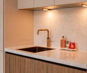 Binnenkijker bij trotse I-KOOK klant te Tilburg: stil keukenapparaat Quooker Messing Patina square