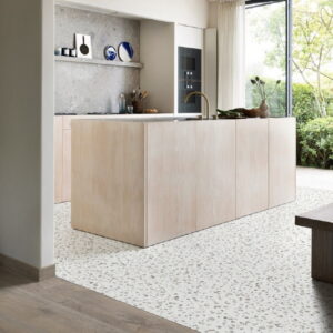Vloer zoning met 2 keukenvloer materialen: PVC tegels terrazzo Fiastra en grijs eiken PVC planken van Moduleo