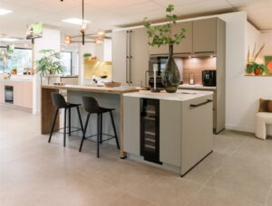 Groene moderne keuken met sfeervol kookeiland, bar en een wijnklimaatkast