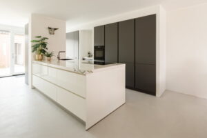 Grijze gietvloer in de witte moderne keuken met kookeiland - Binnenkijker bij trotse I-KOOK klant, Oss