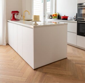 Licht eiken houten visgraat keukenvloer in een luxe moderne keuken - Binnenkijker bij een trotse I-KOOK klant