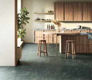 Grijze natuursteenlook keukenvloer van PVC tegels in een houten modern keuken met kookeiland en ronde bar - Moduleo York Stone