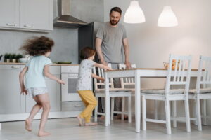 Met blote voeten op de keukenvloer met vloerverwarming - Pavel Danilyuk, Pexels