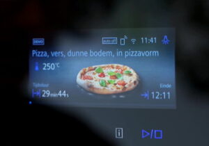 Verse pizza bakken in Siemens slimme oven met de HomeConnect app van Siemens met ovenassistent