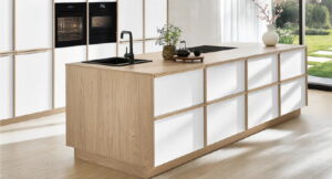 Japandi keuken wit met hout - Sakura witte Japandi keuken met Scandinavische minimalisme