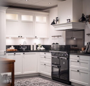 Stoves inductiefornuis met 3 ovens in modern landelijke keuken van I-KOOK Stoves inductiefornuis met 3 ovens in modern landelijke keuken van I-KOOK