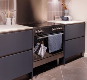 Inductiefornuis 90 cm Bertazzoni & RVS achterwand en Bertazzoni afzuigkap
