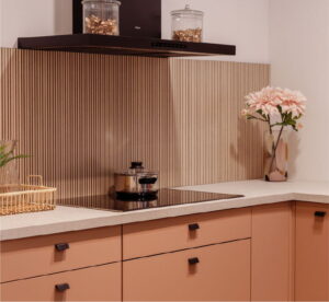 Zwarte inductiekookplaat & afzuigkap in moderne keuken koraal kleur