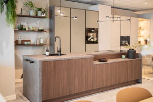 Keuken kleuren combinaties: noten houten keukenfronten kookeiland + groene hoge kastdeuren