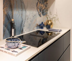 Inductiekookplaat met afzuiging in een blauwe moderne keuken van I-KOOK Inductiekookplaat met afzuiging in een blauwe moderne keuken van I-KOOK