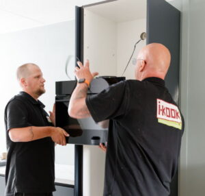 Keukenmontage door I-KOOK Select monteurs: oven installeren in hoge keukenkast Keukenmontage door I-KOOK Select monteurs: oven installeren in hoge keukenkast