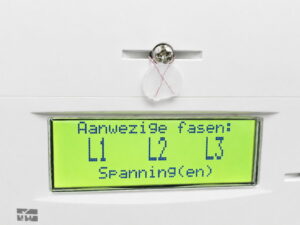 Slimme meter display 1 fase en 3 fase aansluiting, te zien in meterkast Slimme meter display 1 fase en 3 fase aansluiting, te zien in meterkast