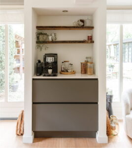 Moderne keuken zones: koffiecorner, aparte koffiehoek met 2 greeploze lades en houten wandplanken met schors
