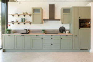 Keuken op 1 fase: gezellige landelijke groene keuken met inductiekookplaat, afzuigkap, koelkast, oven en Quooker op 1 fase