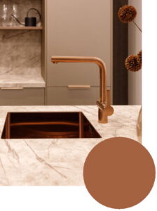 Keuken kleuren trend 2027: Metallic bruine fronten, Dutch Boy gebrand oranje Deep Rooted Kleur van het Jaar 2027 en Lanesto koperen kraan en spoelbak 