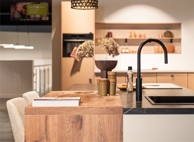 Keukentrend 2027: Toffee & Coffee - koffie bruine kleuren met gebrand oranje als accentkleur