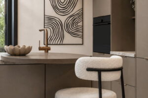 Kookeiland met ronde bar walnoot - bruin metallic kasten en marmerlook werkblad