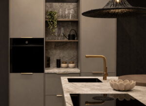 Champagne metallic keuken met kookeiland en koffienis: rond barblad, BORA kookplaat, koperen kraan, spoelbak en handgrepen en ronde rotan lamp zwart